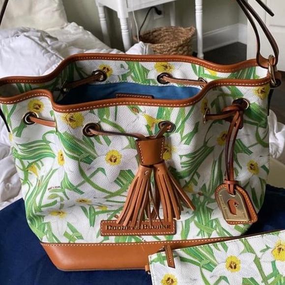 Dooney & Bourke like new purse. Excellent condition. Comes with blue outer sack - Picture 1 of 5